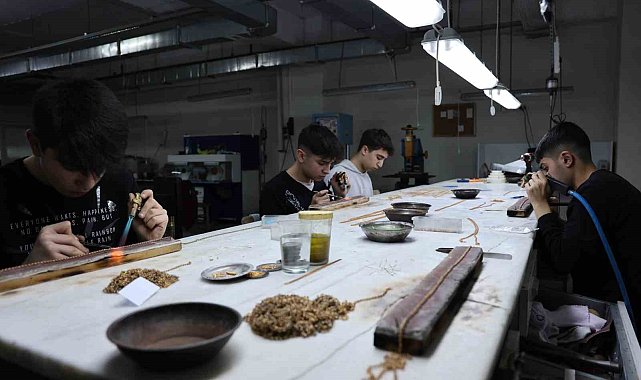 Okulu bırakan çocuklar altın işleyerek sanatı öğreniyor