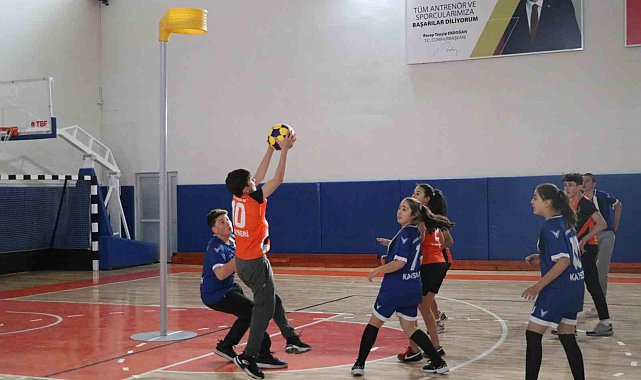 Ömer Halisdemir Spor Salonu'nda ilk maç oynandı