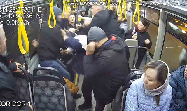 Otobüste yer isteyen kadına yumruklu saldırı kamerada