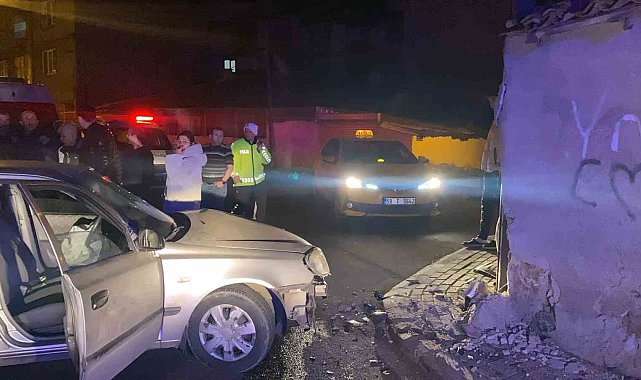 Otomobil duvara çarptı: 3 yaralı