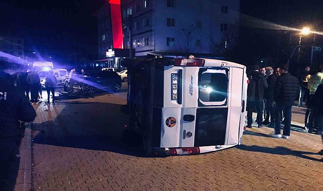 Otomobil ile çarpışan minibüs devrildi: 2 yaralı