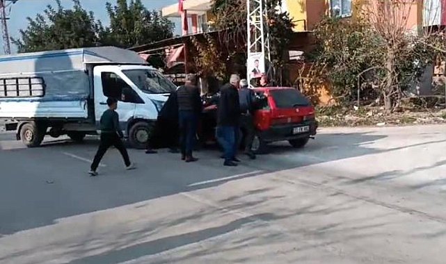 Otomobil ile kamyonet çarpıştı: 1 hafif yaralı