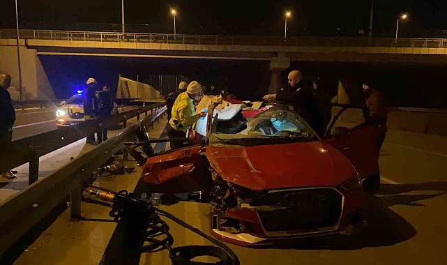 Otomobil önce tıra, ardından bariyere çarparak sürüklendi: 1 ölü, 3 yaralı