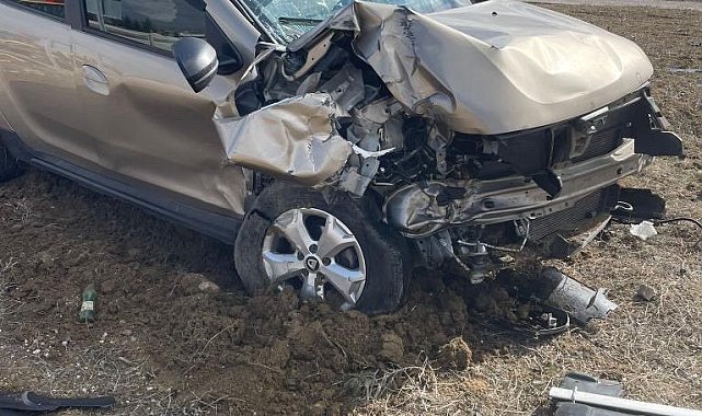 Otomobilin çarptığı traktör ikiye ayrıldı