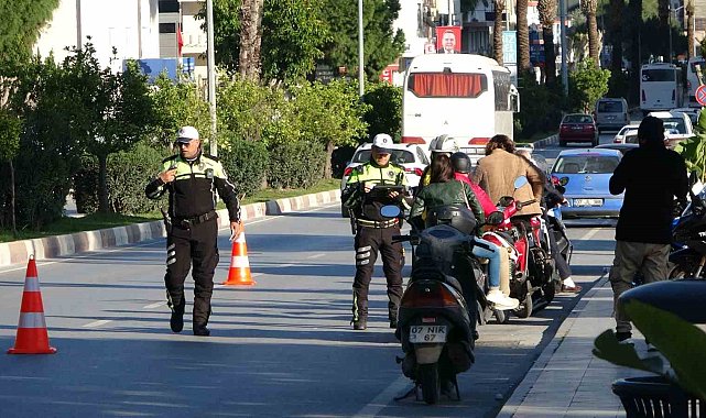 Oyuncak scooterıyla uygulamaya geldi, polisin önünde büyüklerine ders verdi
