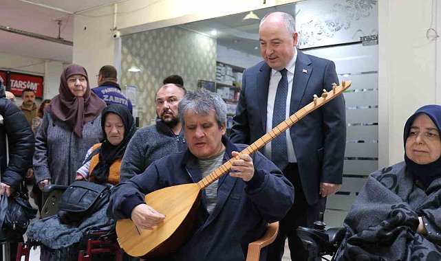 Özel bireyin söylediği türküye Vali Coşkun eşlik etti