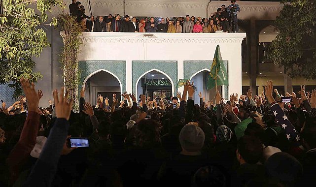 Pakistan'da hapisteki Imran Khan'ın partisi PTI destekli bağımsız adaylar yarışı önde götürüyor