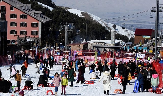 Palandöken'de kayak keyfi sürüyor