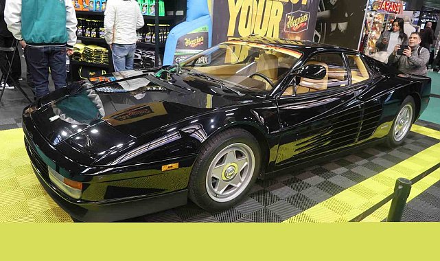 Paris'te açılan sergide klasik ve modern otomobillere büyük ilgi