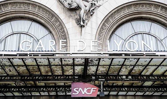 Paris'te tren istasyonunda bıçaklı saldırı: 1'i ağır 3 yaralı