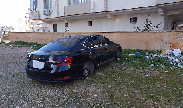 Park halindeki lüks aracın lastikleri ve jantları çalındı