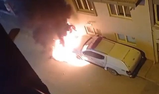 Park halindeki otomobil alev alev yandı