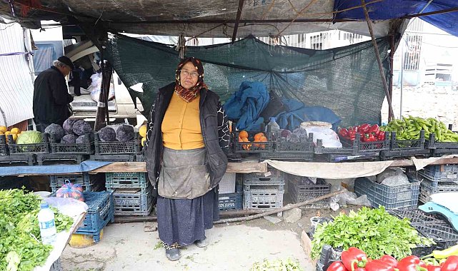 Pazarda maydanoz satarak biriktirdiği kira parası çalınan depremzede kadın ev sahibiyle icralık oldu