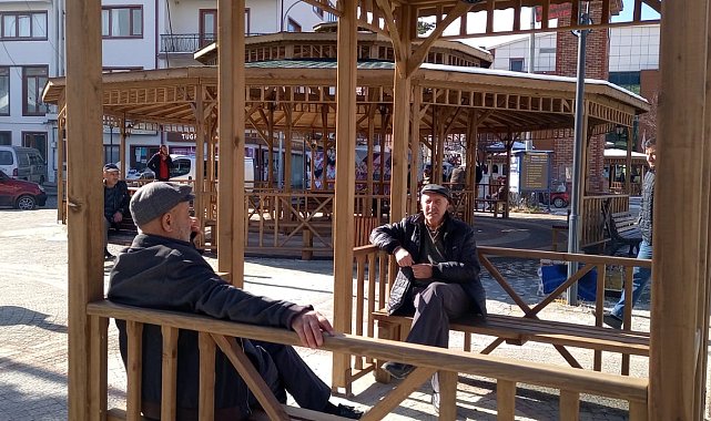 Pazaryeri'nde güneşi gören parka koştu