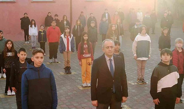 Pehlivanköy'deki okullarda depremde hayatını kaybedenler için saygı duruşunda bulunuldu