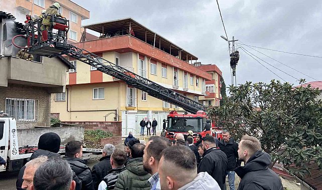 Pendik'te 2 katlı bina alev alev yandı
