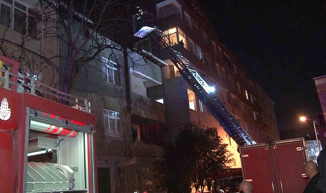 Pendik'te 3 katlı binanın çatısı alev alev yandı
