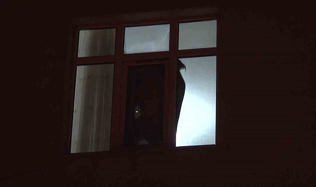 Pendik'te kendini eve kilitleyip camdan dışarı eşyalar attı, özel harekat operasyonuyla gözaltına alındı
