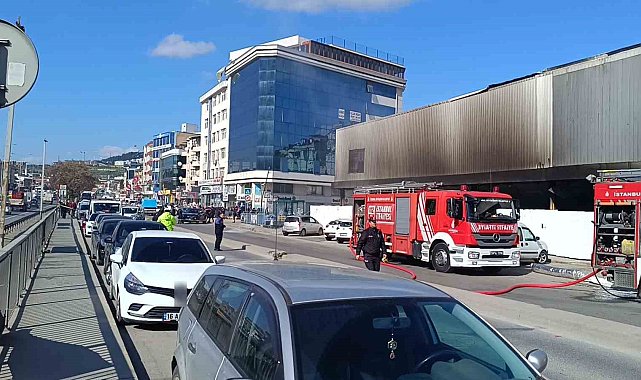 Pendik'te korkutan yangın: Gökyüzünü siyah dumanlar kapladı