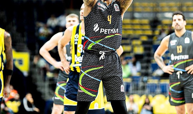 Petkimsporlu Efianayi, attığı sayılarla zirveye oynuyor