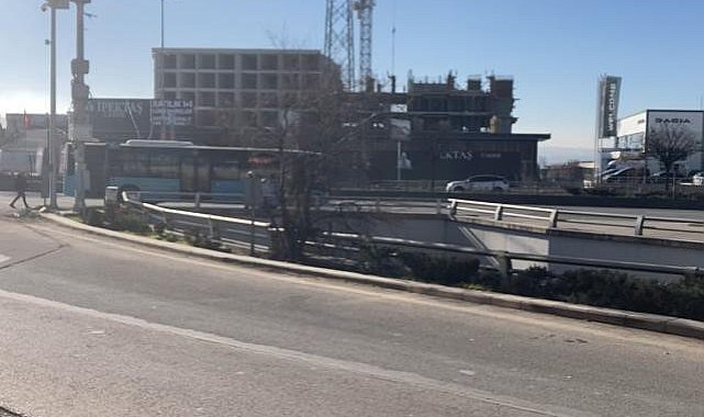 Polis aracından yola atlayan kadın otobüsün altında kalarak can verdi