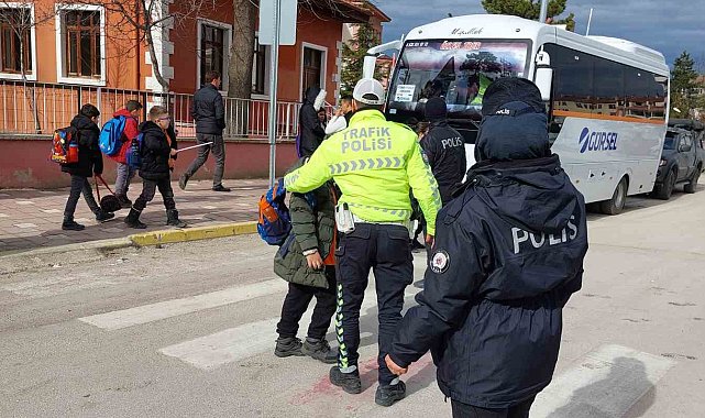 Polis ekiplerinden okul çevrelerinde denetim