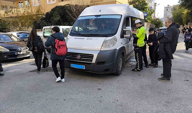Polis ekiplerinden okul servis araçları ve çevrelerinde denetim
