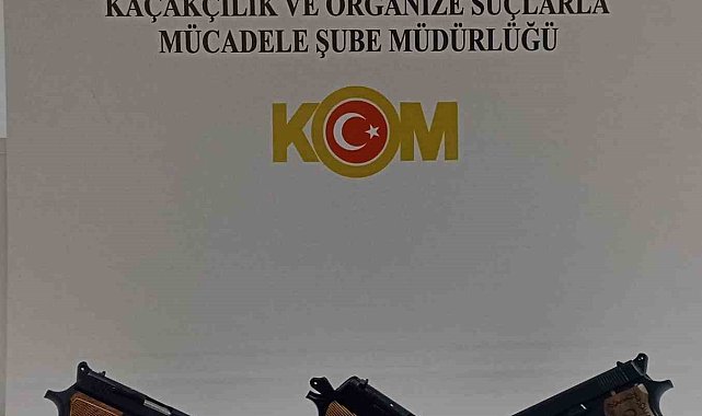 Polis otomobilin kaput kısmına gizlenmiş 3 tabanca ele geçirdi