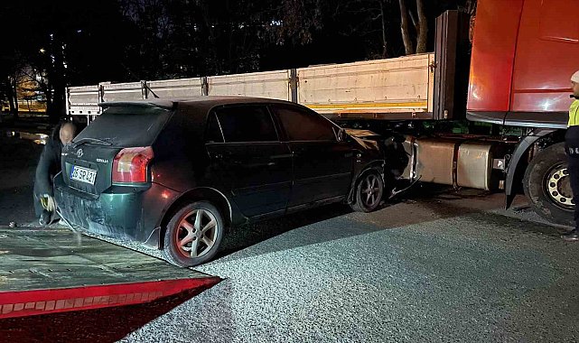 Polisten kaçan alkollü sürücü tıra çarptı