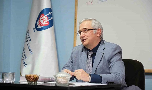 Prof. Dr. Kaşif Hamdi Okur: "Dinin doğru anlaşılması için sağlıklı bir kaynak ve yöntem anlayışına ihtiyaç var"