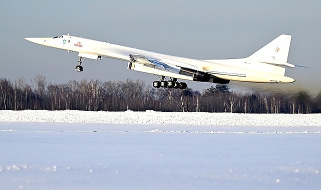 Putin'den Batı'ya gözdağı: Nükleer silah taşıyabilen "Tu-160M" ile uçtu