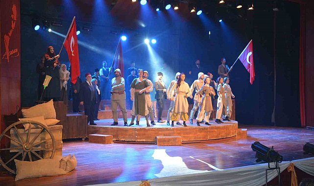 "Cumhuriyete Doğru" tiyatro oyunu Malatya'da izleyicilerle buluştu