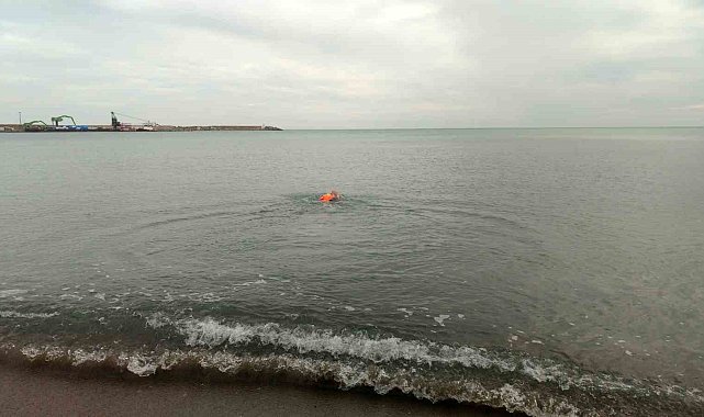 "Hastaneler dolu" dedi, soğuk havaya aldırmadan şifa bulmak için denize girdi