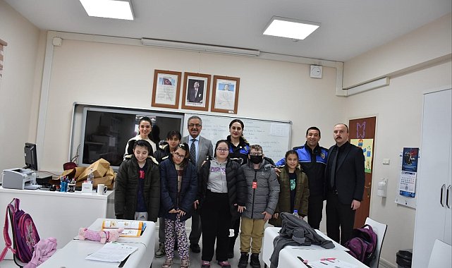 "Polisim İle Güvendeyim" projesinde öğrencilere bot ve mont hediye edildi