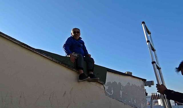 "Uyduda parazit var" deyip çatıya çıktı, 2 metre yükseklikte mahsur kaldı