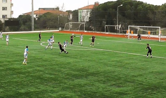 Rakibiyle çarpışan genç futbolcu bilincini kaybetti
