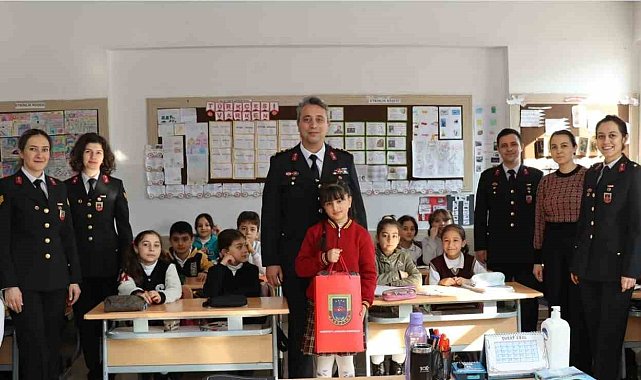 Resim yarışmasında dereceye girenlere jandarmadan hediye