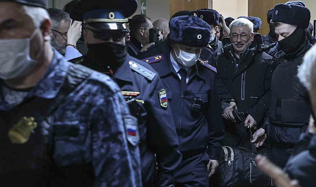 Rusya'da insan hakları aktivisti Orlov, hapis cezasına çarptırıldı