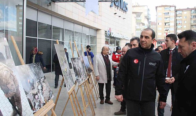 Saatler 13.24'ü gösterdi depremin 1. yıl dönümü fotoğraf sergisiyle anıldı