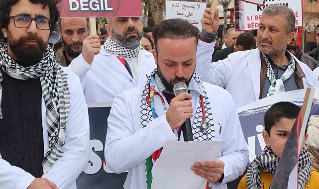Sağlık çalışanları Gazze için sessiz yürüyüş düzenledi