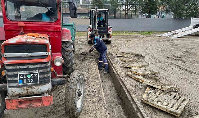 Salihli'de 2 mahallenin yağmursuyu ızgaraları temizlendi
