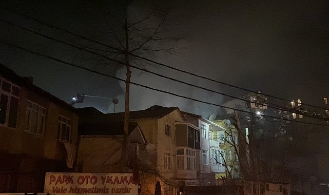 Sarıyer'de 3 katlı binanın çatısı alev aldı