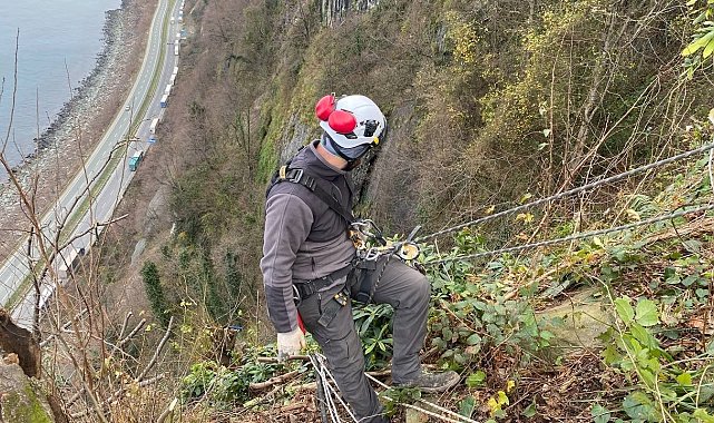 Sarp Sınır Kapısı'na giden karayolunda tehlike oluşturan kayalar kontörlü olarak düşürülüyor
