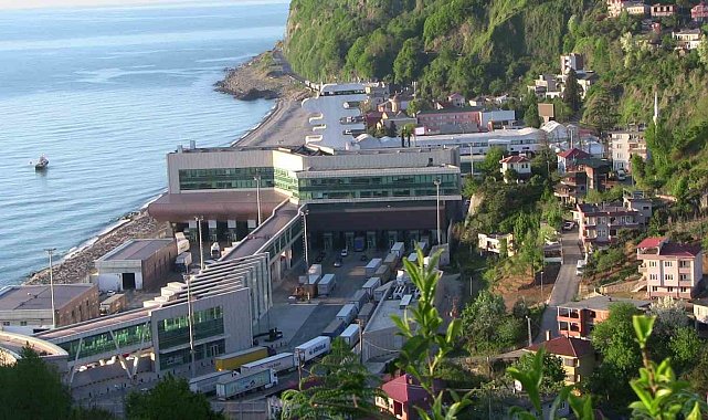 Sarp Sınır Kapısı'ndaki tır kuyruğuna tır parkı çözümü
