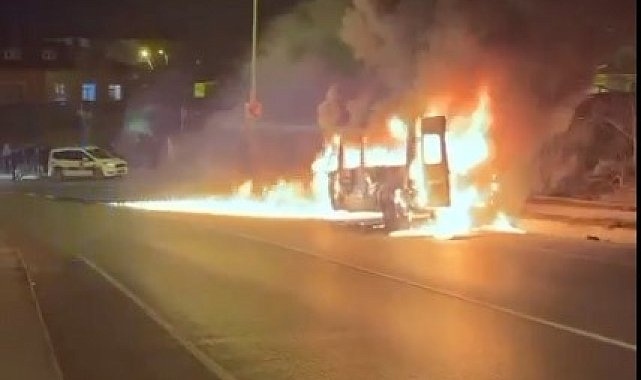 Servis minibüsü alev topuna döndü, o anlar kamerada