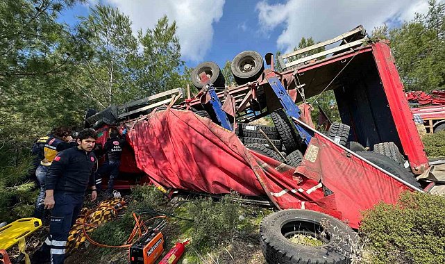 Seydikemer'de kamyonda sıkışan sürücüyü itfaiye kurtardı
