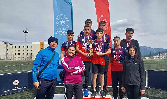 Seydikemer'deki okullar atletizm yarışmasında başarılı oldu