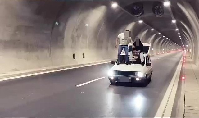 Seyir halindeki aracın üzerine çıkıp alkollü içecekle ellerini yıkadılar