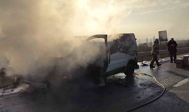 Seyir halindeki minibüs alev aldı