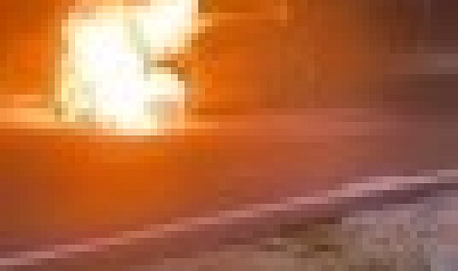 Seyir halindeki otomobil alev alev yandı